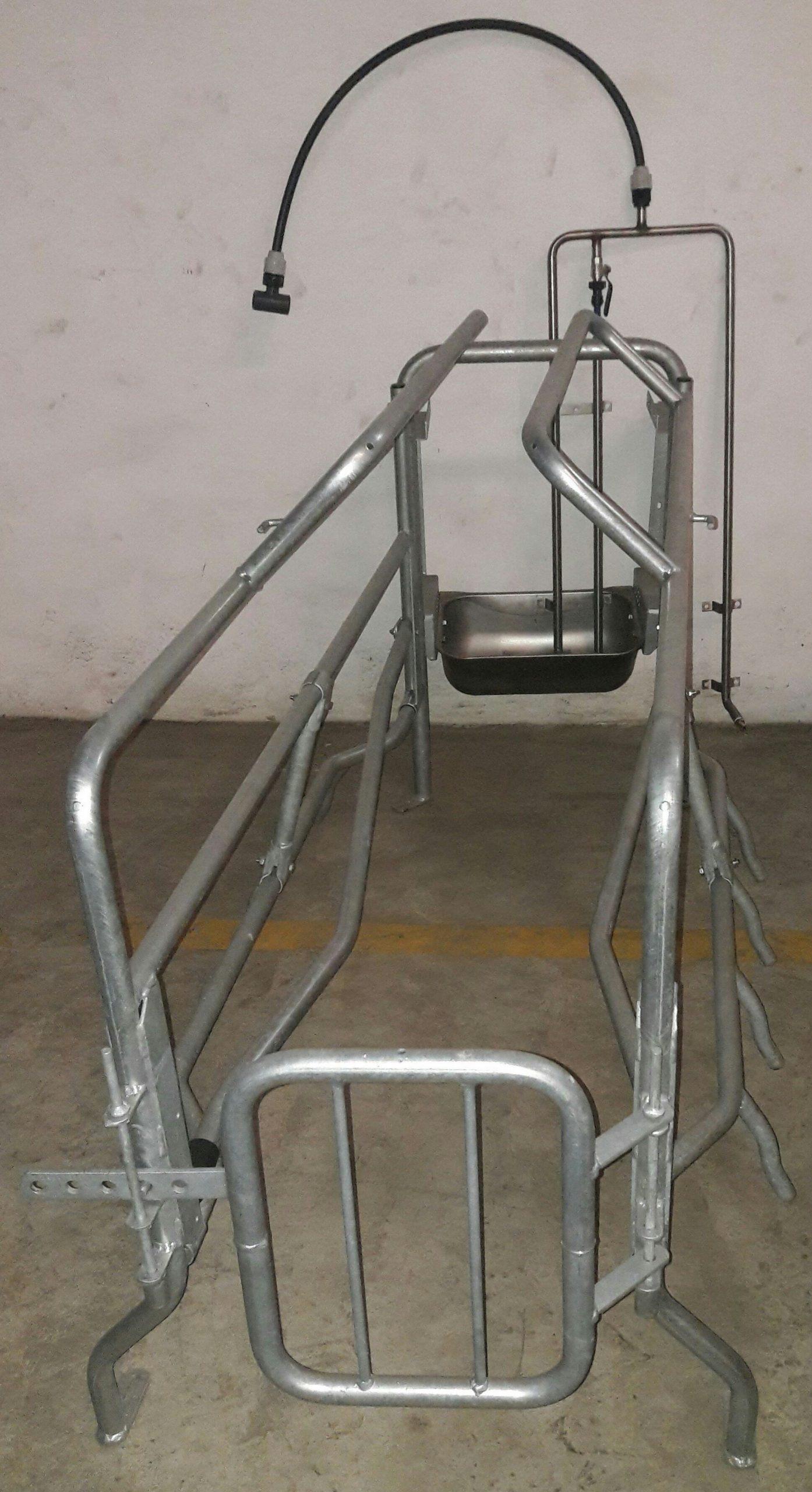 Farrowing Crate with Floor and Heating lamp (for Pigs) - Farrowing crate without floor